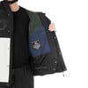 Ein Mann in einer schwarzen Jacke mit weißem Streifen und Innenkragen.