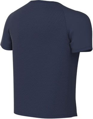 Rückseite eines dunkelblauen T-Shirts mit kurzen Ärmeln und einem feinen Muster. Rückseite eines dunkelblauen T-Shirts mit kurzen Ärmeln und einem feinen Muster.