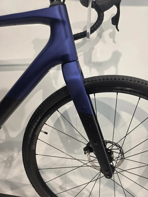 Blauer Fahrradrahmen mit schwarzer Gabel und Scheibe. Blauer Fahrradrahmen mit schwarzer Gabel und Scheibe.