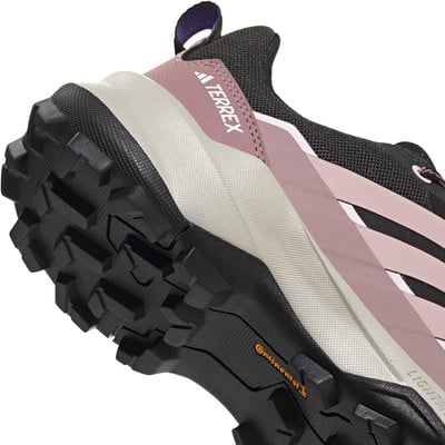 Detail der Sohle und der Seite eines Damen-Wanderschuhs von Adidas Terrex. Detail der Sohle und der Seite eines Damen-Wanderschuhs von Adidas Terrex.