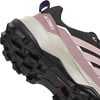 Detail der Sohle und der Seite eines Damen-Wanderschuhs von Adidas Terrex.