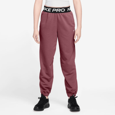 Das Mädchen trägt eine weinrote Nike Pro Trainingshose mit schwarzem Bund. Das Mädchen trägt eine weinrote Nike Pro Trainingshose mit schwarzem Bund.
