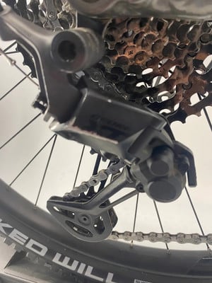 Nahaufnahme eines Fahrrad-Schaltwerks mit Kassette und Kette. Nahaufnahme eines Fahrrad-Schaltwerks mit Kassette und Kette.