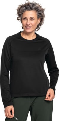 Eine Frau mit grauen Haaren trägt ein schwarzes Langarmshirt.