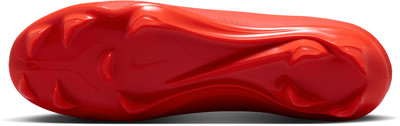 Rote Fußballschuhsohle mit markanten Stollen und Nike-Logo.