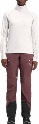Damen-Pullover in Hellbeige und bordeauxrote Outdoorhose.