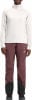 Damen-Pullover in Hellbeige und bordeauxrote Outdoorhose.