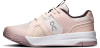Ein rosafarbener Tennisschuh mit weißer Sohle und grauem Logo.
