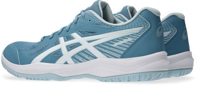 Blaue Tennisschuhe mit weißen Streifen und Sohle, ideal für Hallensportarten. Blaue Tennisschuhe mit weißen Streifen und Sohle, ideal für Hallensportarten.
