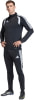 Ein Mann in schwarzer Adidas Sportbekleidung mit weißen Streifen an Ärmeln und Hosenbeinen.