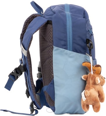 Blauer Rucksack mit einem braunen Rehkitz-Anhänger.