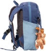 Blauer Rucksack mit einem braunen Rehkitz-Anhänger.