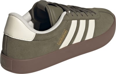 Grüner Adidas Herrenschuh mit drei weißen Streifen und brauner Sohle.