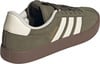 Grüner Adidas Herrenschuh mit drei weißen Streifen und brauner Sohle.