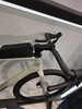 Grünes Gravelbike mit schwarzer Rahmentasche und Lenker.