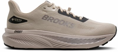 Ein beiger Brooks Ghost Laufschuh mit Gore-Tex-Logo und Ghost-Aufschrift. Ein beiger Brooks Ghost Laufschuh mit Gore-Tex-Logo und Ghost-Aufschrift.