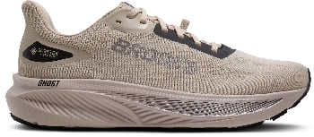Ein beiger Brooks Ghost Laufschuh mit Gore-Tex-Logo und Ghost-Aufschrift.