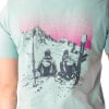 T-Shirt mit Aufdruck von Bergen, Skiern und zwei Figuren, die dem Betrachter den Rücken zukehren.