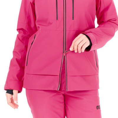Eine Frau schließt eine pinke Jacke mit einem Reißverschluss, Vorderansicht. Eine Frau schließt eine pinke Jacke mit einem Reißverschluss, Vorderansicht.