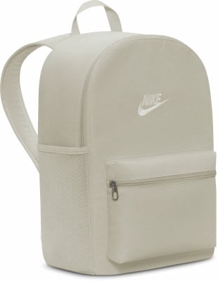 Ein beiger Nike-Rucksack mit Logo und Reißverschlusstasche vorne.