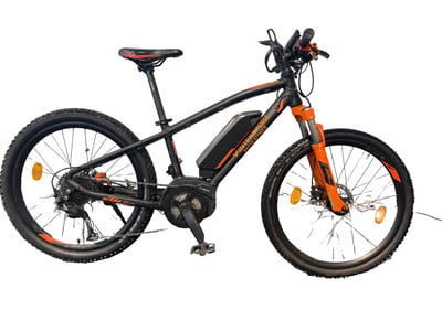 Schwarzes KTM E-Bike mit orangefarbenen Details und Bosch Akku. Schwarzes KTM E-Bike mit orangefarbenen Details und Bosch Akku.