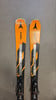 Atomic Redster Q9 Skier mit schwarzen und orangefarbenen Details auf grauem Hintergrund.