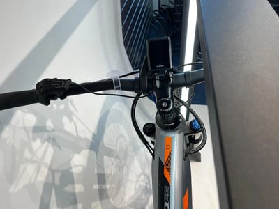 Detail eines E-Bike-Lenkers mit Bosch-Display und Bedienelementen Detail eines E-Bike-Lenkers mit Bosch-Display und Bedienelementen
