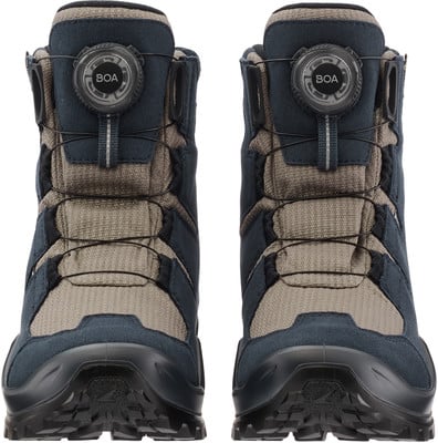 Ein Paar dunkelblaue und beige Wanderschuhe mit BOA-System. Ein Paar dunkelblaue und beige Wanderschuhe mit BOA-System.