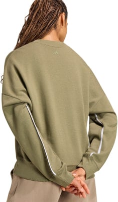 Grüner Pullover mit weißen Streifen an den Ärmeln und Adidas-Logo auf dem Rücken.