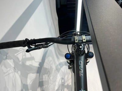 Nahaufnahme des Lenkers eines Mountainbikes mit Vordergabel. Nahaufnahme des Lenkers eines Mountainbikes mit Vordergabel.