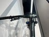 Nahaufnahme des Lenkers eines Mountainbikes mit Vordergabel.