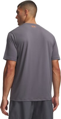 Mann von hinten in grauem T-Shirt mit orangefarbenem Logo am Rücken. Mann von hinten in grauem T-Shirt mit orangefarbenem Logo am Rücken.