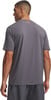 Mann von hinten in grauem T-Shirt mit orangefarbenem Logo am Rücken.