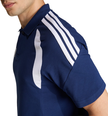 Dunkelblaues Poloshirt mit weißen Streifen am Ärmel und einem weißen Streifen an der Seite. Dunkelblaues Poloshirt mit weißen Streifen am Ärmel und einem weißen Streifen an der Seite.