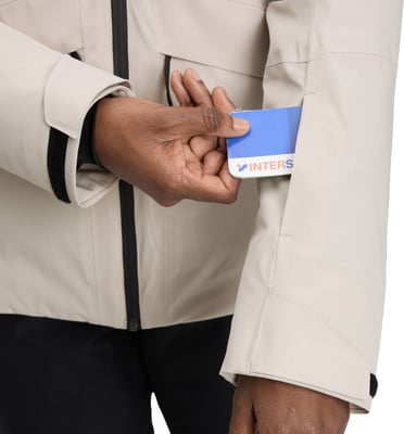 Eine Person zeigt ein Etikett mit dem Intersport-Logo auf einer Jacke.
