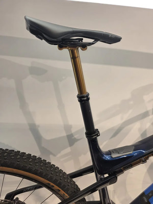 Detail des Sattels und der goldenen Teleskopsattelstütze eines Mountainbikes. Detail des Sattels und der goldenen Teleskopsattelstütze eines Mountainbikes.
