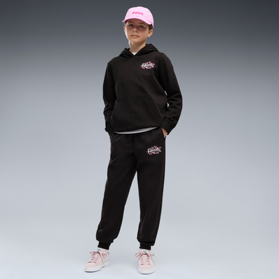 Mädchen in schwarzer Kleidung mit rosa Kappe und Turnschuhen. Mädchen in schwarzer Kleidung mit rosa Kappe und Turnschuhen.