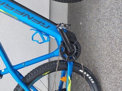 Ein blaues Mountainbike mit schwarzen Pedalen und Rahmenrohren. Ein blaues Mountainbike mit schwarzen Pedalen und Rahmenrohren.