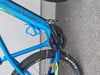 Ein blaues Mountainbike mit schwarzen Pedalen und Rahmenrohren.