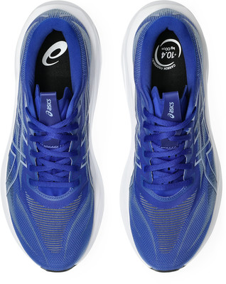 Draufsicht auf ein Paar blaue ASICS-Laufschuhe mit weißer Sohle. Draufsicht auf ein Paar blaue ASICS-Laufschuhe mit weißer Sohle.