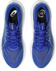 Draufsicht auf ein Paar blaue ASICS-Laufschuhe mit weißer Sohle.