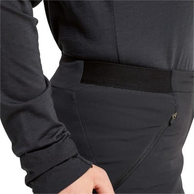 Detail des Ärmels und der Taille einer dunklen Hose mit Reißverschluss. Detail des Ärmels und der Taille einer dunklen Hose mit Reißverschluss.