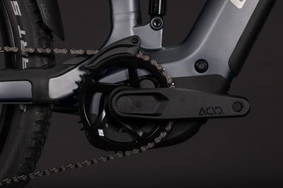 Nahaufnahme eines E-Mountainbikes mit Kette und ACID-Kurbel. Nahaufnahme eines E-Mountainbikes mit Kette und ACID-Kurbel.