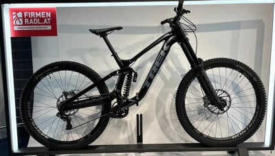Ein schwarzes Trek Mountainbike mit Federung und Bontrager-Beschriftung. Ein schwarzes Trek Mountainbike mit Federung und Bontrager-Beschriftung.