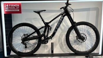 Ein schwarzes Trek Mountainbike mit Federung und Bontrager-Beschriftung.