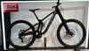Ein schwarzes Trek Mountainbike mit Federung und Bontrager-Beschriftung.