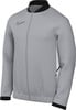 Graue Nike Jacke mit schwarzem Kragen und Logo auf der Brust.