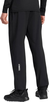 Schwarze Outdoorhose mit Terrex-Logo am linken Bein. Schwarze Outdoorhose mit Terrex-Logo am linken Bein.