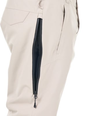 Detail eines seitlichen Reißverschlusses an einer hellen Hose mit schwarzem Futter. Detail eines seitlichen Reißverschlusses an einer hellen Hose mit schwarzem Futter.