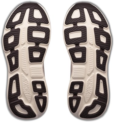 Blick auf die Sohlen zweier Laufschuhe von Hoka mit markantem Muster. Blick auf die Sohlen zweier Laufschuhe von Hoka mit markantem Muster.